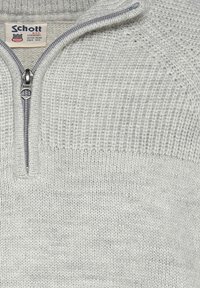 Grauer Reißverschluss-Pullover mit strukturiertem Strickmuster, metallischem Reißverschluss und geripptem Kragen sowie Saum. Das Etikett zeigt den Markennamen "Schott" deutlich.