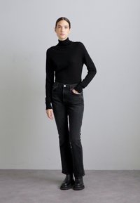 Agolde NICO - Kavbojke na zvonec - hotline/washed black
