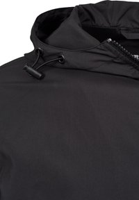 Capuche de veste noire avec cordon de serrage et fermeture éclair, mettant en valeur le col supérieur et les détails de fixation.