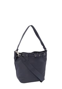 Ciemnogranatowa nylonowa torba typu bucket z teksturowanym paskiem, srebrnymi okuciami, zamknięciem na sznurek i detalami przeszyć. Kompaktowy i miękki design.