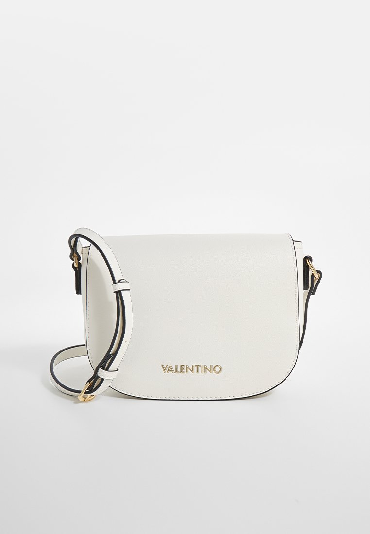 Sac en cuir blanc croisé avec une forme incurvée, accents noirs et logo doré "VALENTINO" à l'avant. Sangle ajustable incluse.