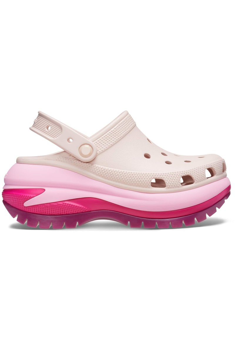 Zapato tipo zueco en rosa claro con agujeros de ventilación, parte superior texturizada y entresuela en tonos de rosa degradado; presenta una correa trasera.