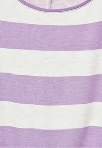 Randig skjorta med växlade lavendel- och vita horisontella ränder, tillverkad av ett texturerat tyg med rund halsringning och sömdetaljer.