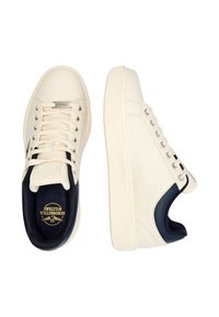Sneakers in pelle crema con dettagli blu navy, punta tonda, superficie texture, design con lacci e emblema dorato sulla linguetta.