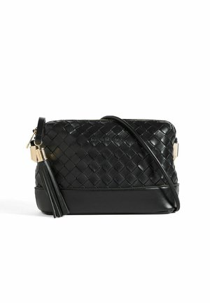 Borsa a tracolla nera in pelle con texture intrecciata, hardware dorato e un ciondolo rimovibile. Presenta una forma strutturata e una tracolla regolabile.