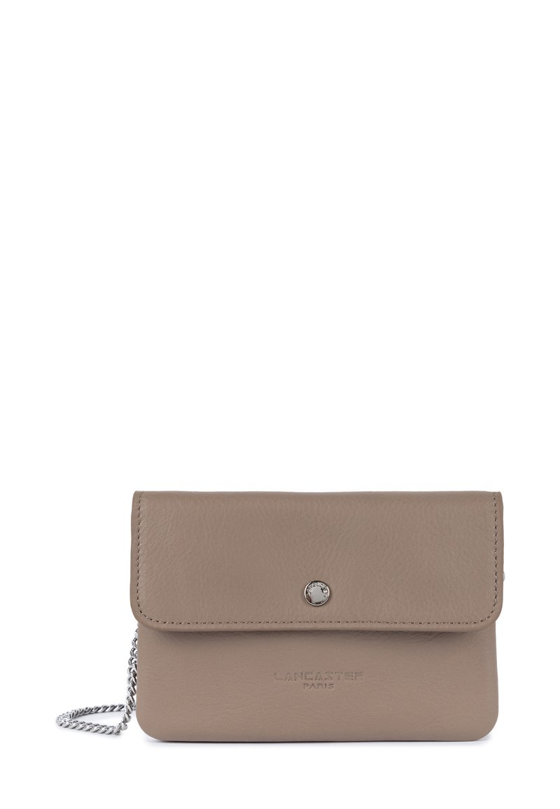 Clutch in pelle beige con patta ripiegata, hardware in argento e logo "LANCASTER PARIS" in rilievo. Presenta una tracolla a catena per maggior versatilità.