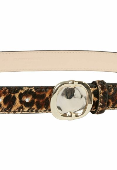 Cintura con stampa leopardata caratterizzata da una fibbia in metallo argentato lucido, texture in pelliccia sintetica nera e marrone, con un interno beige liscio.