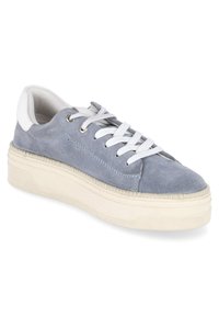 Baskets en daim gris avec lacets blancs, col rembourré blanc et épaisse semelle plateforme écrue sur fond blanc.