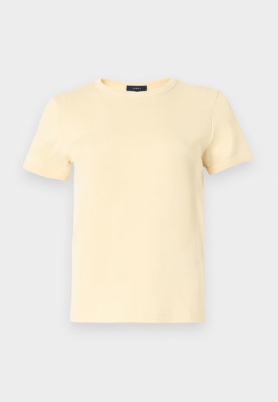 Ανοιχτό κίτρινο κοντομάνικο T-shirt από απαλό βαμβάκι. Λαιμόκοψη τύπου crew, ίσια γραμμή, μίνιμαλ σχεδιασμός χωρίς ορατά σχέδια ή διακοσμήσεις.