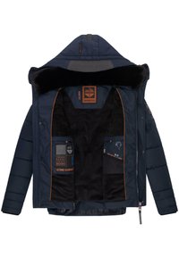 Chaqueta acolchada azul marino con capucha forrada de piel sintética, múltiples bolsillos interiores, acentos naranjas y una textura suave. Presenta un parche con el logotipo.