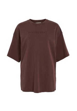 Brun oversized t-shirt lavet af bomuld. Har korte ærmer, rund halsudskæring og et subtilt "ROUGE EDIT" print på forsiden.