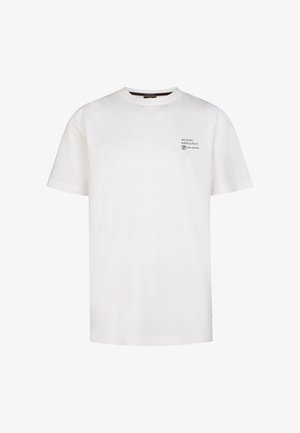 Hvid bomuld t-shirt og lyseblå denimjeans. T-shirten har et lille trykt logo; jeansene har en klassisk, lige pasform. Hvide sneakers.