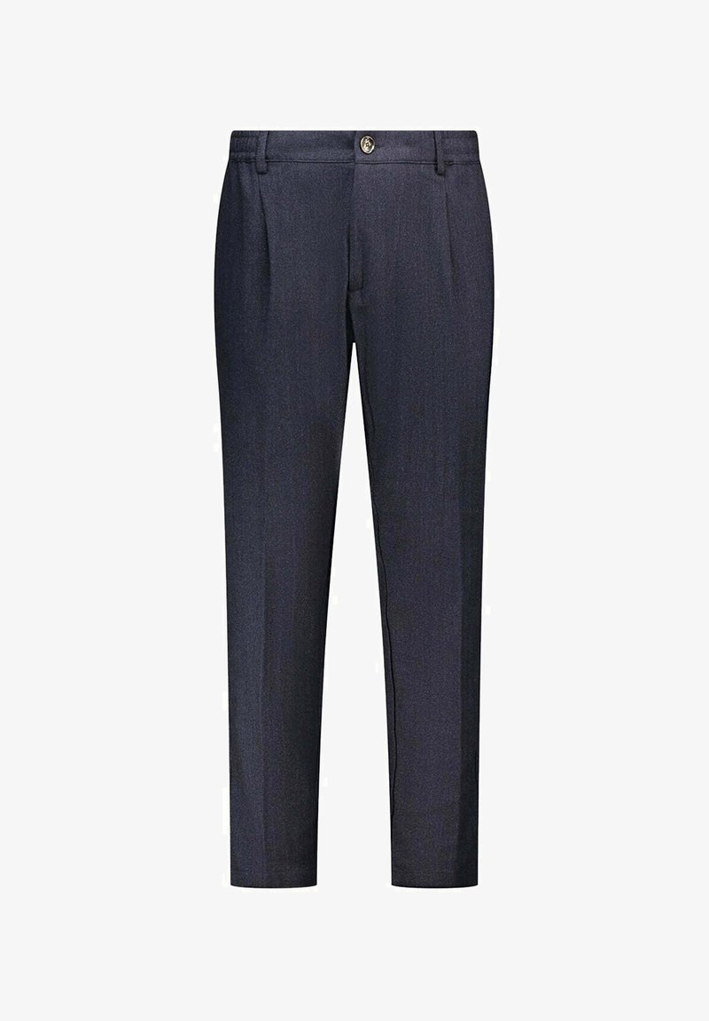 Marineblauwe op maat gemaakte broek met een knoop aan de voorkant, riemlussen en geplooide plooien langs de benen, weergegeven op een witte achtergrond.