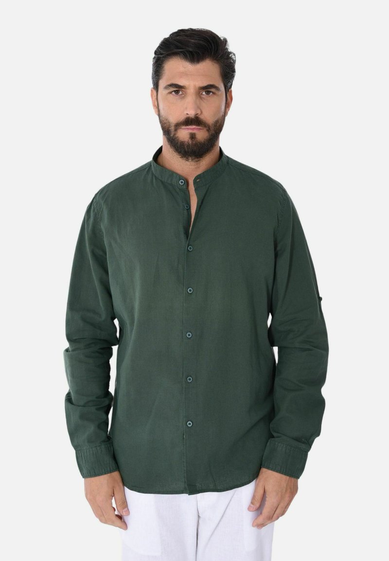 Camicia verde con colletto alla cinese, maniche lunghe e vestibilità rilassata. Realizzata in un tessuto morbido con una leggera lucentezza.