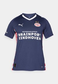 Mörkblå fotbollströja i texturerad tyg, med vit krage, röda rutiga sidor, stor vit text och logotypdetaljer.