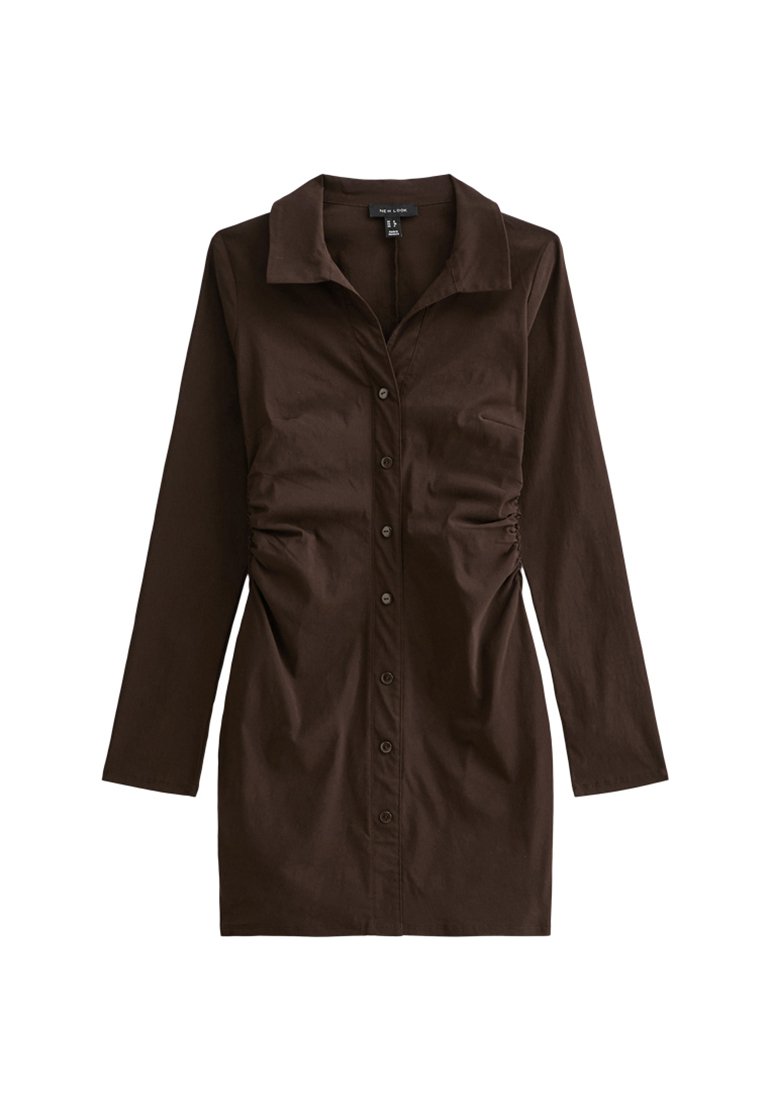 Brązowa sukienka z guzikami w gładkiej tkaninie, z kołnierzykiem, długimi rękawami i marszczeniami po bokach.