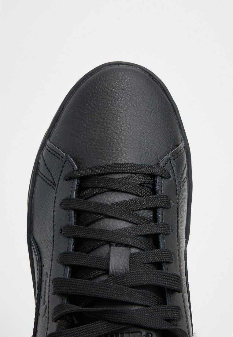 Schwarze Leder-Sneaker mit glatter Textur, runder Zehenform, schwarzen Schnürsenkeln und dezenten Nähten entlang der Seiten.