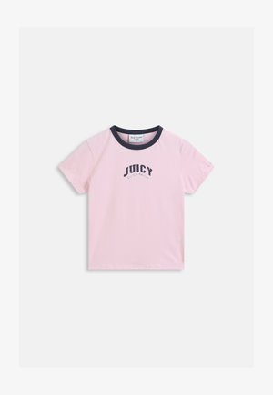 Svijetloružičasta kratkih rukava majica s crnim ovratnikom i natpisom "JUICY EST LOS ANGELES" ispisanim na prednjem srednjem dijelu.