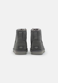 UGG CLASSIC MINI UNISEX - Botas para la nieve - dark grey
