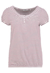 T-shirt med korte ærmer og rund hals i hvid med røde vandrette striber. Har en rynket detalje ved halsudskæringen og tre dekorative knapper.