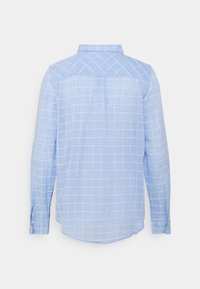 Camicia azzurro chiaro a maniche lunghe con motivo a quadri, polsini con bottone e orlo curvo. Realizzata in tessuto morbido con una texture liscia.