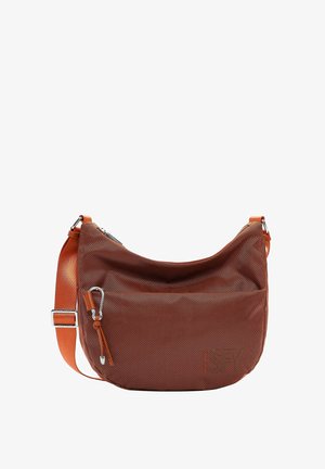 Pruun võrgust õlakott oranži rihmaga, kõver kuju, hõbedased metallosad ja silmapaistev esitasku. Tekstuuriga kangas ja minimalistlik disain.