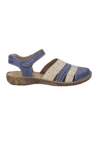 Sandale décontractée en cuir bleu et beige avec bride de cheville réglable, détails perforés et semelle marron texturée.