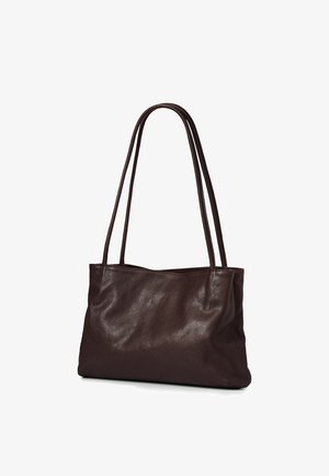 Bolso de cuero marrón oscuro para el hombro con dos correas largas y finas y una superficie lisa, ligeramente texturizada.