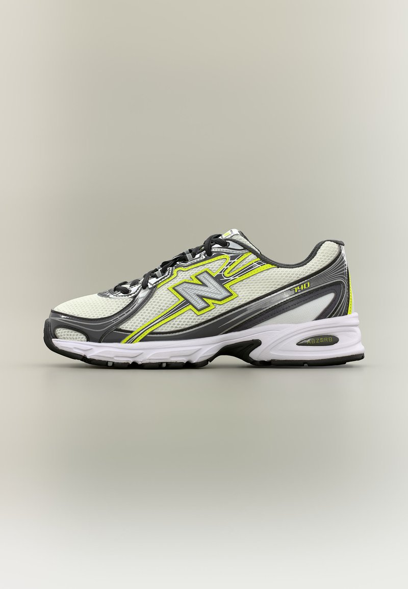Λευκό και γκρι παπούτσι για τρέξιμο με μαύρα κορδόνια, νεον κίτρινα στοιχεία και μαλακή σόλα, εμφανιζόμενο σε προφίλ πλάι σε ουδέτερο φόντο.