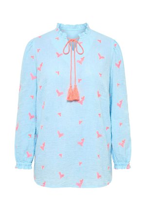 Hellblaue langärmelige Bluse mit gerafftem Kragen, rosa bestickten Herzen und vorderer Bindung mit Quasten.