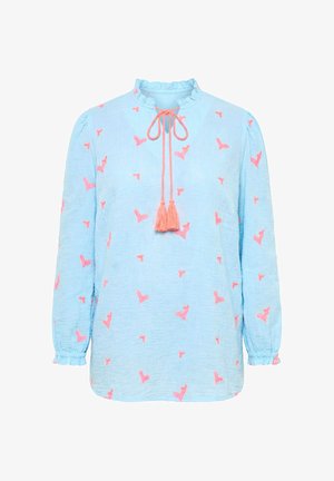Lichtblauwe blouse met lange mouwen, gerimpelde kraag, roze geborduurde hartjes en een voorstrik met kwastjes.