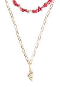 Collana in oro con grande pendente a forma di conchiglia, completata da un breve filo di perline di pietre preziose rosse con piccoli accenti dorati.