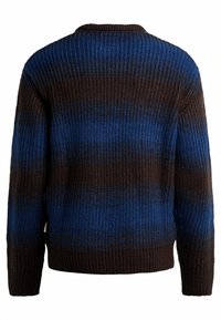 Gebreide trui met een gestreept patroon in blauw en bruin, met een geribbelde textuur en een ronde hals. Standaard pasvorm en lange mouwen.