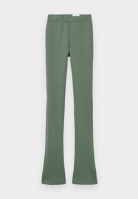 Πράσινα, φαρδιά παντελόνια φτιαγμένα από λείο, ελαστικό ύφασμα. Διαθέτουν ελαστική ζώνη και κομψή σιλουέτα χωρίς ορατά αξεσουάρ.