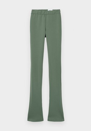 Rohelised, laienevad püksid, mis on valmistatud siledast ja venivast kangast. Omavad elastset vööosa ja kohandatud siluetti, kus pole nähtavat riistvara.