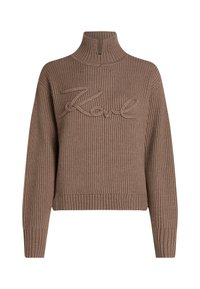 Brauner Rippstrickpullover mit hohem Kragen, der in der Mitte das erhabene Wort "Karl" zeigt, sowie enganliegende Bündchen und Saum.