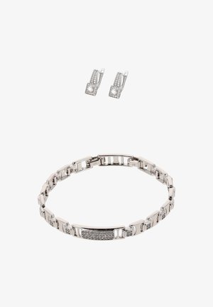 Silbernes Armband mit ineinandergreifenden Gliedern und einem zentralen rechteckigen Akzent, geschmückt mit klaren Steinen. Kombiniert mit passenden Clip-Ohrringen.