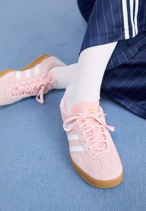 adidas Originals GAZELLE INDOOR - Baskets basses - sandy pink/footwear white