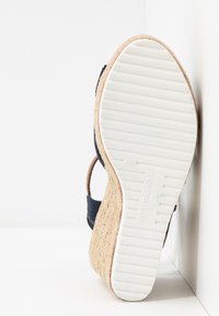 Sandale espadrille compensée avec talon en jute tressé beige et semelle en caoutchouc blanche, vue de dessous, taille 37, sur fond blanc.