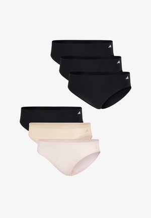 Hvid tanktop med ribbet tekstur, parret med sorte bikiniunderdel. Begge har minimal branding og en tætsiddende design.