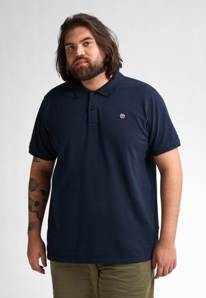 Polo de color azul marino hecho de una tela suave, con cuello y tres botones. Incluye un pequeño parche con logo en el lado izquierdo del pecho.