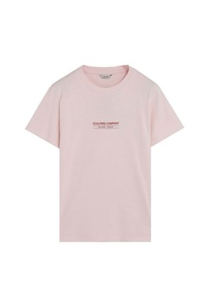 Camiseta de manga corta de color rosa claro con cuello redondo y texto "SCALPERS COMPANY" impreso en rojo en el pecho.