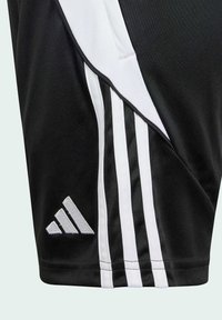 Svarta sportshorts med vita sidopaneler och tre vertikala vita ränder. Adidas-logotypen är broderad i vitt på nedre vänstra delen.
