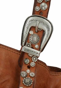Sangle en cuir tan avec une boucle en métal argenté, ornée de clous décoratifs en argent et d'une finition texturée. Coutures détaillées le long des bords.