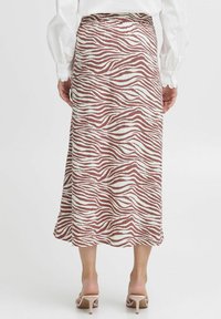 Barna és fehér zebra mintás maxi szoknya, könnyű anyagból készült. Rugalmas derékpánttal és egyenes szabású dizájnnal rendelkezik.