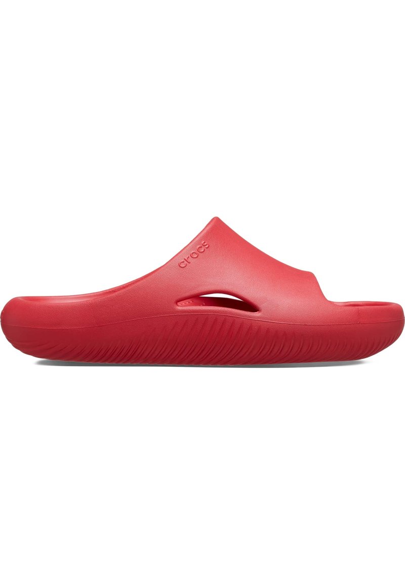 Chancla roja hecha de plástico suave con un diseño abierto. Presenta agujeros de ventilación y una textura ondulada en la suela para mayor agarre.