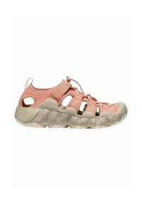 Sandal ibrido rosa e beige con chiusura a cordoncino elasticizzato, parte superiore in rete traspirante e suola testurizzata, dotato di cinturini regolabili e ritagli.