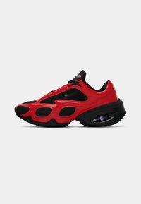 Zapatilla deportiva roja con parte superior de malla negra, suela de goma texturizada, diseño bulboso único y un prominente logotipo de Nike en la lengüeta.