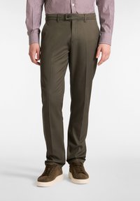 Olivgröna byxor i mjuk tyg, med knappstängning, bälteshällor och veck längs framsidan för en skräddarsydd look.