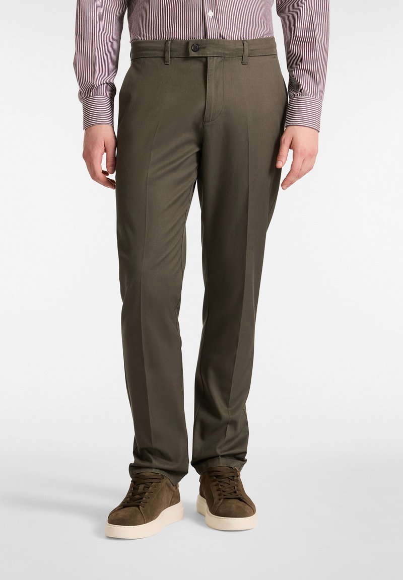 Pantaloni verde oliva in tessuto liscio, con chiusura a bottone, passanti per cintura e pieghe sulla parte anteriore per un look sartoriale.